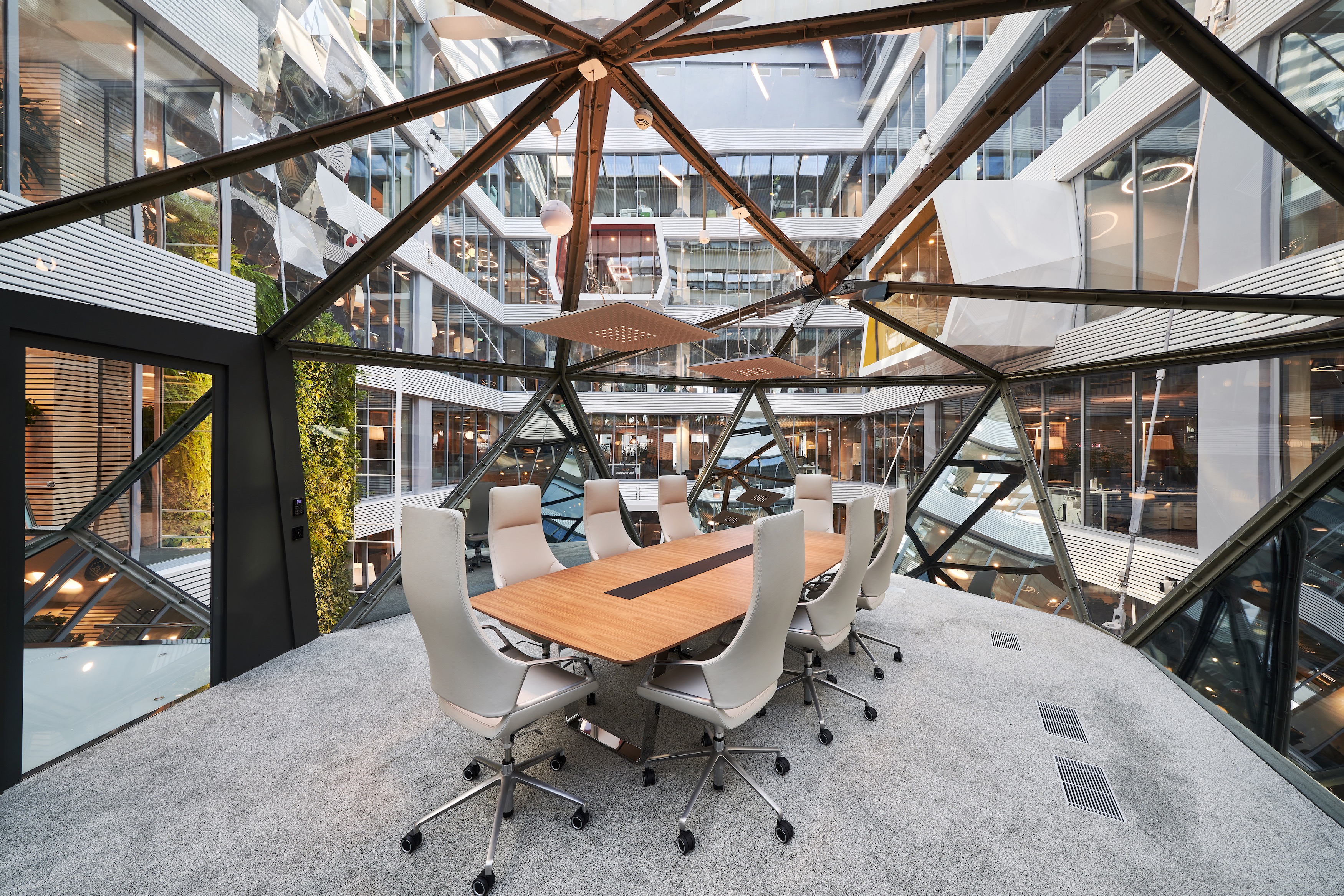 Зеркальное отражение инноваций: как выглядит новая штаб-квартир Сбербанка от Evolution Design и T+T Architects