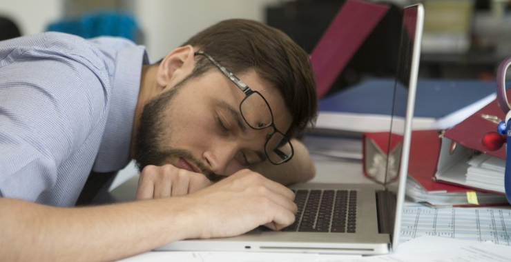 Офисная сиеста: как выспаться на работе?