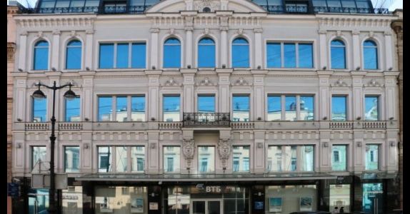 Банк ВТБ продаёт своё офисное здание в центре Петербурга